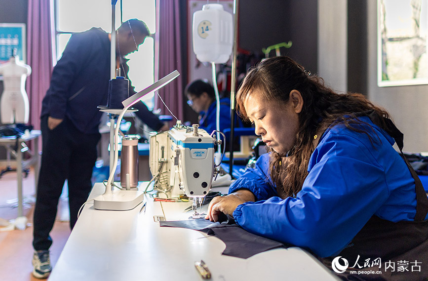 11月16日，呼和浩特市玉泉区残疾人职业技能竞赛现场，参赛选手在“裁缝”项目比赛中。丁根厚摄
