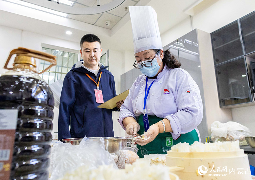 11月16日，呼和浩特市玉泉区残疾人职业技能竞赛现场，参赛选手在“烧卖美食制作”项目比赛中。丁根厚摄