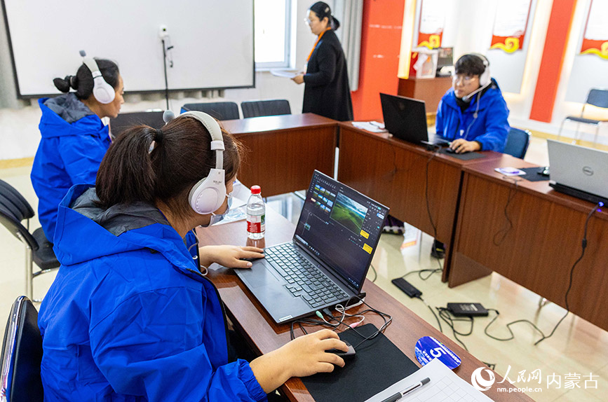 11月16日，呼和浩特市玉泉区残疾人职业技能竞赛现场，参赛选手在“短视频制作”项目比赛中。丁根厚摄