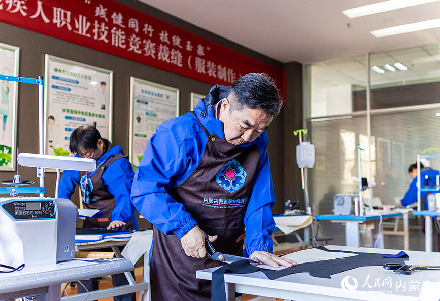 11月16日，呼和浩特市玉泉区残疾人职业技能竞赛现场，参赛选手在“裁缝”项目比赛中。丁根厚摄