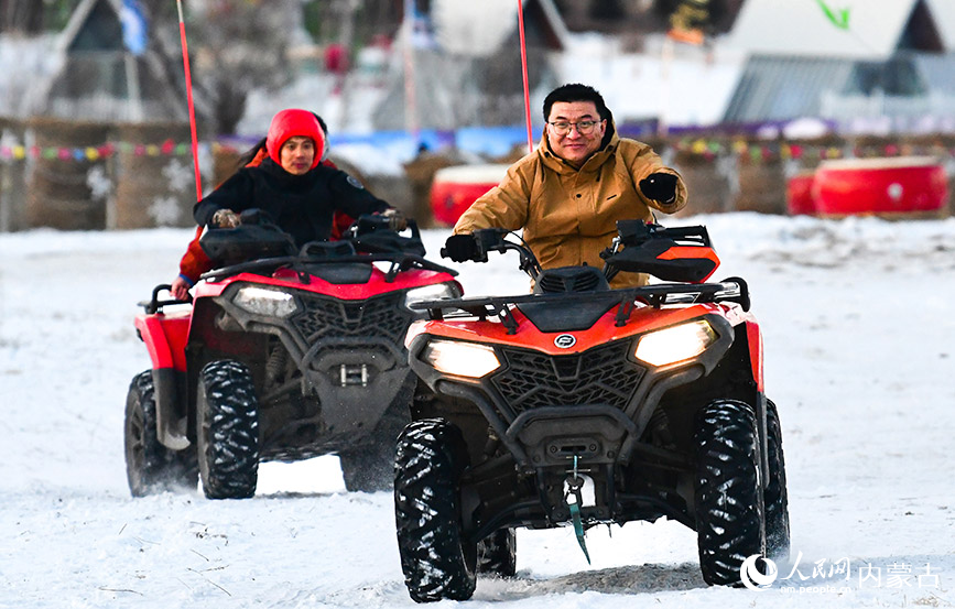 11月15日，游客在阿尔山市鹿角湾森林牧场参加冰雪趣味运动。王正摄