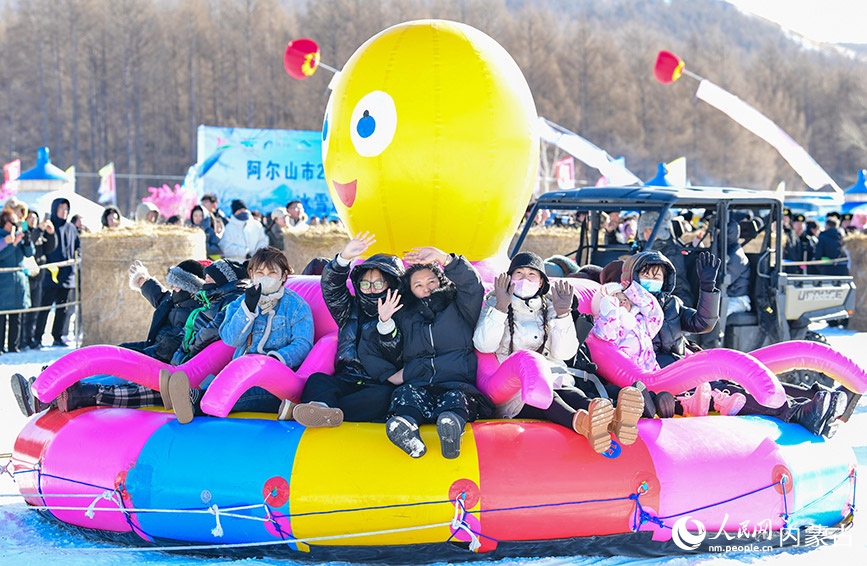 11月15日，游客在阿尔山市鹿角湾森林牧场参加冰雪趣味游戏。王正摄