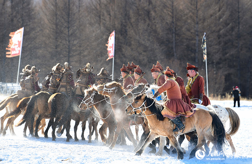 11月15日，牧民骑马在阿尔山市鹿角湾森林牧场表演。王正摄