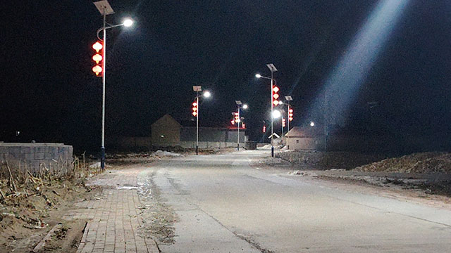 夜晚灯光下的乡村道路。陈彦每摄