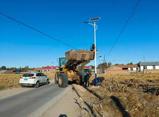 路灯安装调试。孙爱娟摄