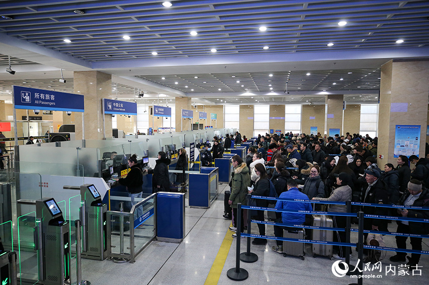 二连出入境边防检查站移民管理警察为旅客办理入境手续。郭鹏杰摄