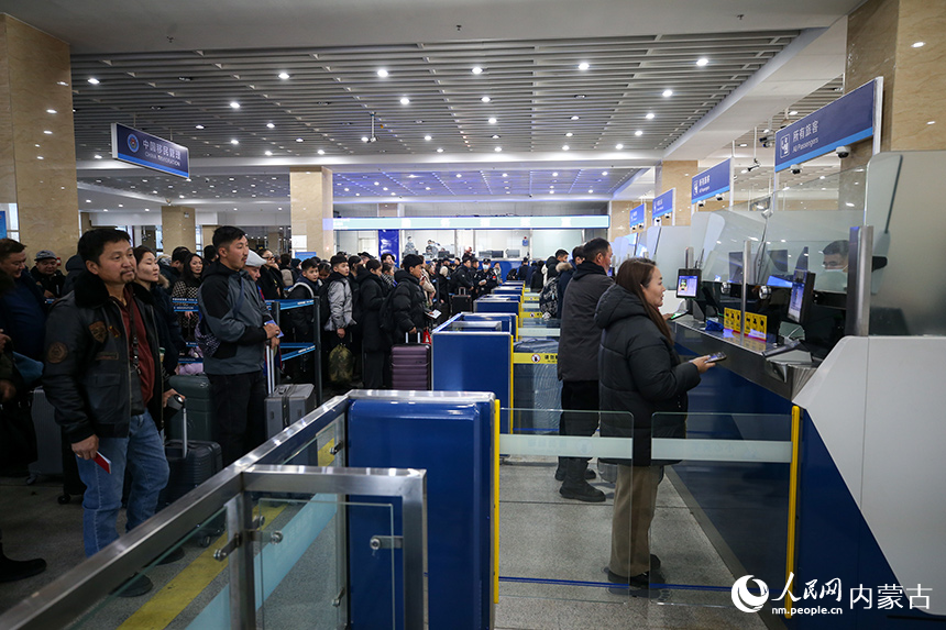二连出入境边防检查站移民管理警察为旅客办理入境手续。郭鹏杰摄