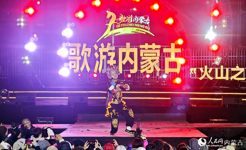 变脸表演。人民网记者 张雪冬摄