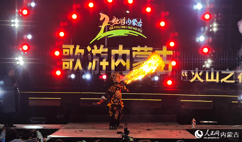 变脸表演。人民网记者 张雪冬摄