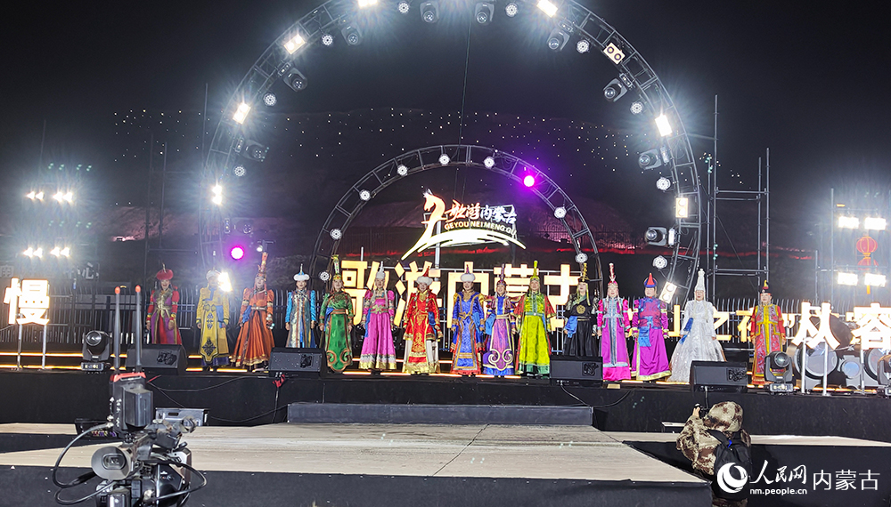 察哈尔服饰走秀。人民网记者 张雪冬摄