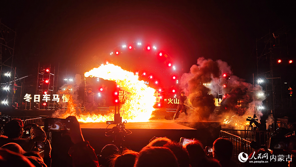 火刀表演。人民网记者 张雪冬摄