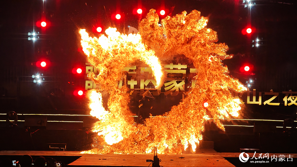 火棍表演。人民网记者 张雪冬摄