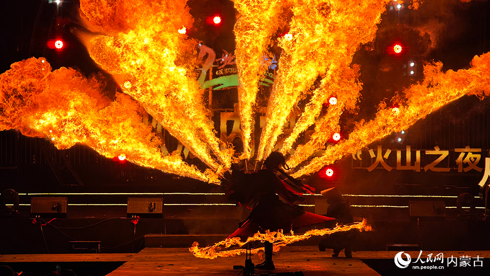 火裙表演。人民网记者 张雪冬摄