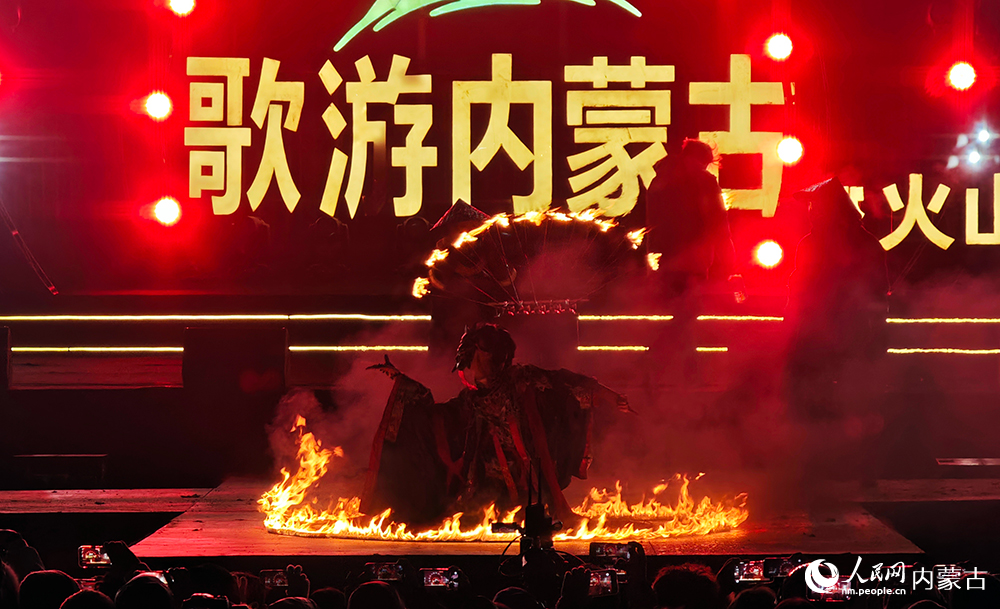 火裙表演。人民网记者 张雪冬摄