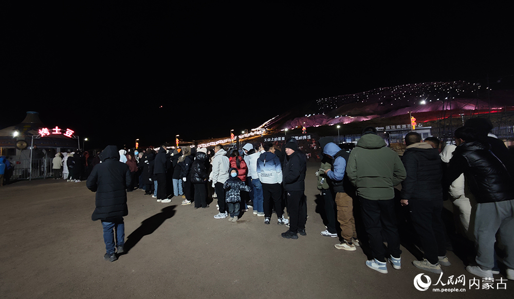 游客们体验火山美食烤土豆。人民网记者 张雪冬摄