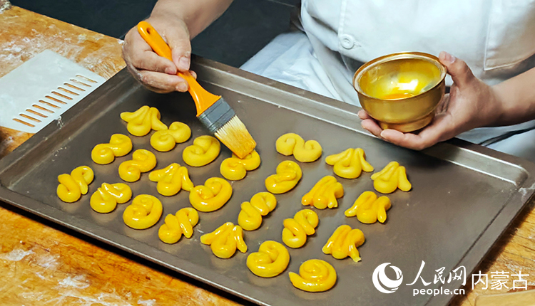 馬家“精點心”制作技藝傳承人馬利給制作的糕點刷蛋面。人民網記者 孟佳澍攝