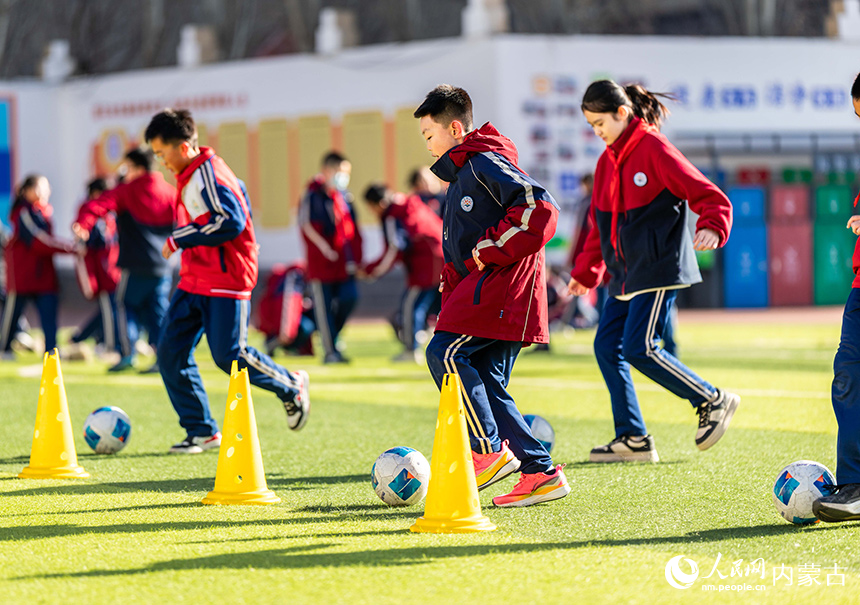 內蒙古呼和浩特市玉泉區石東路小學的學生在操場上進行足球技能訓練。丁根厚攝