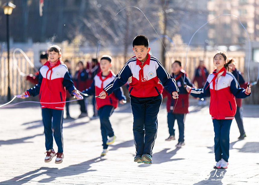 內蒙古呼和浩特市玉泉區石東路小學的學生在操場上練習跳繩。丁根厚攝
