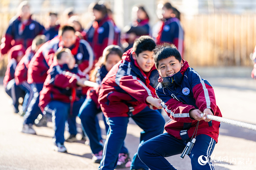 內蒙古呼和浩特市玉泉區石東路小學的學生在操場上進行拔河比賽。丁根厚攝