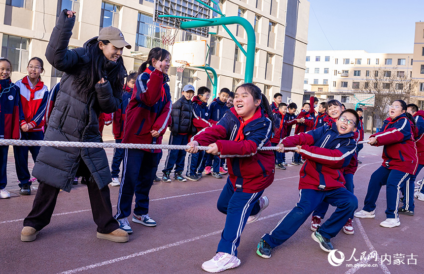 內蒙古呼和浩特市玉泉區石東路小學的學生在操場上進行拔河比賽。丁根厚攝