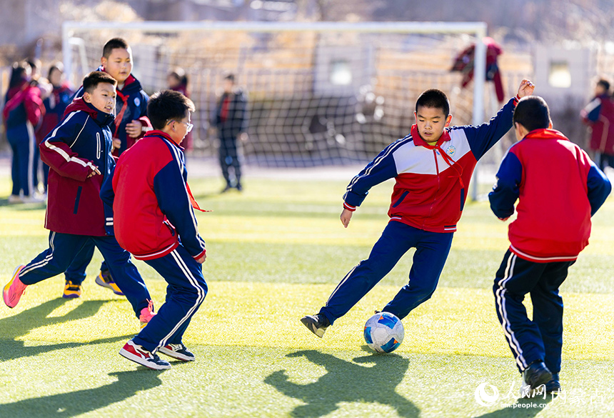 內蒙古呼和浩特市玉泉區石東路小學的學生在操場上進行足球分組對抗賽。丁根厚攝
