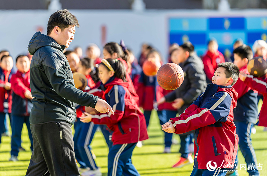 內蒙古呼和浩特市玉泉區石東路小學的學生在操場上進行排球基礎訓練。丁根厚攝