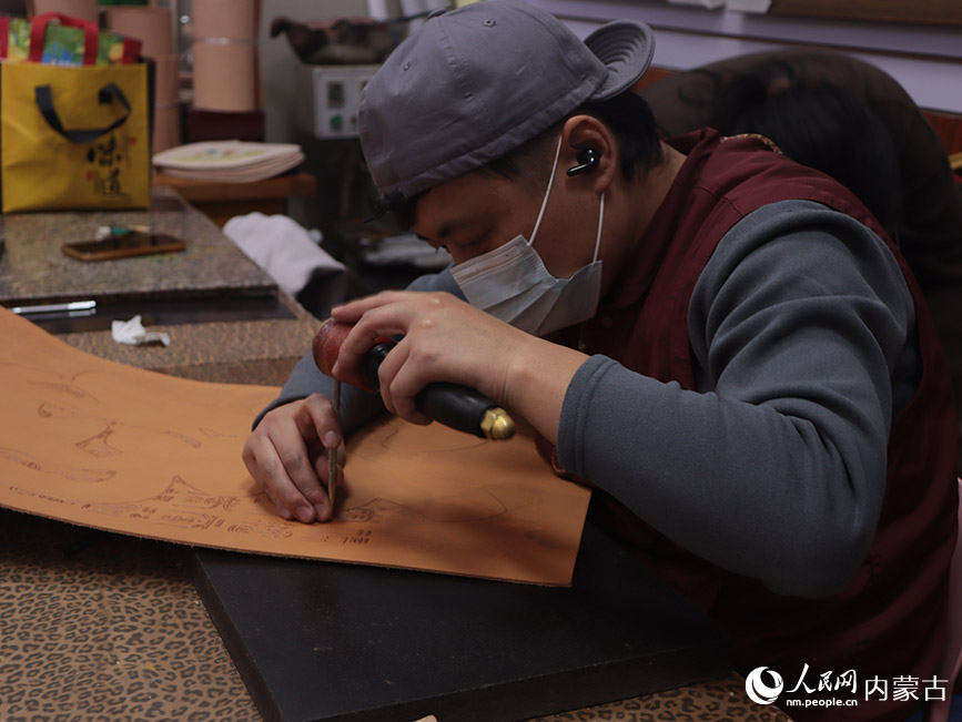 匠人制作工艺品。实习生 刘迎雪摄