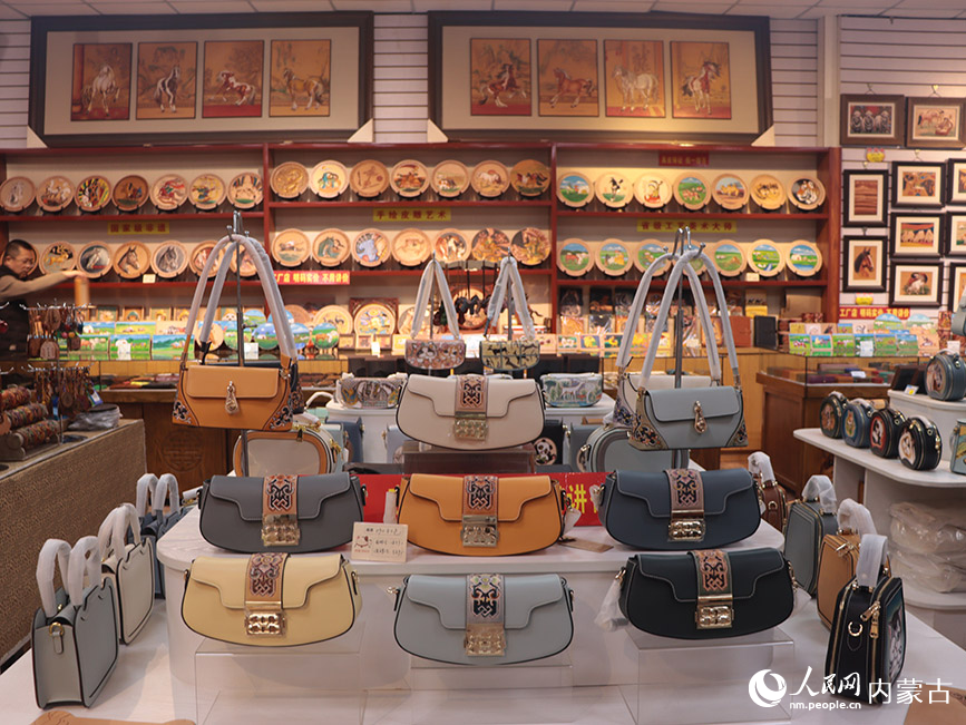 塞上老街里的特色店铺。实习生 刘迎雪摄
