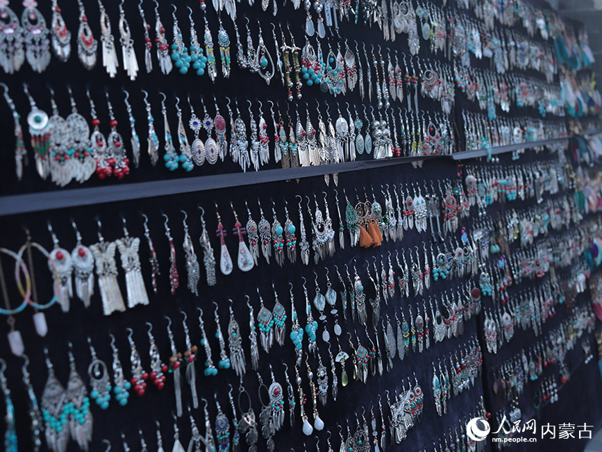 塞上老街里的特色店铺。实习生 牛佳摄