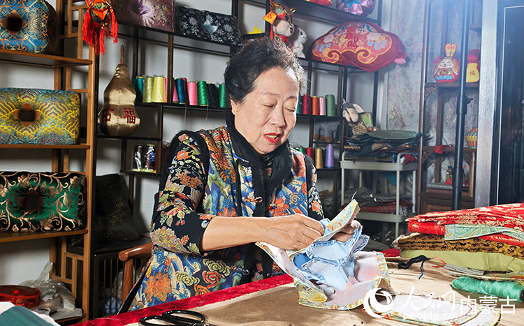 六合枕制作技艺传承人温永华缝制六合枕。人民网记者 张雪冬摄