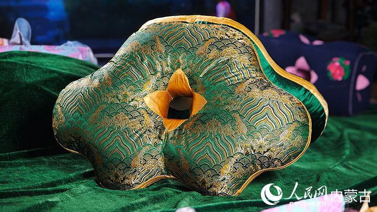 通过六合枕制作技艺制作出的靠枕。人民网记者 张雪冬摄