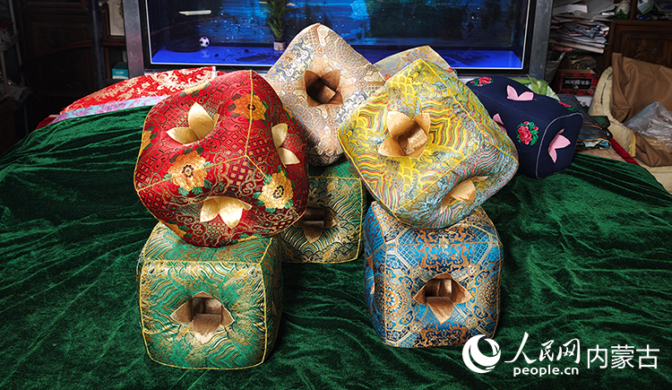 精美的六合枕 。人民网记者 张雪冬摄