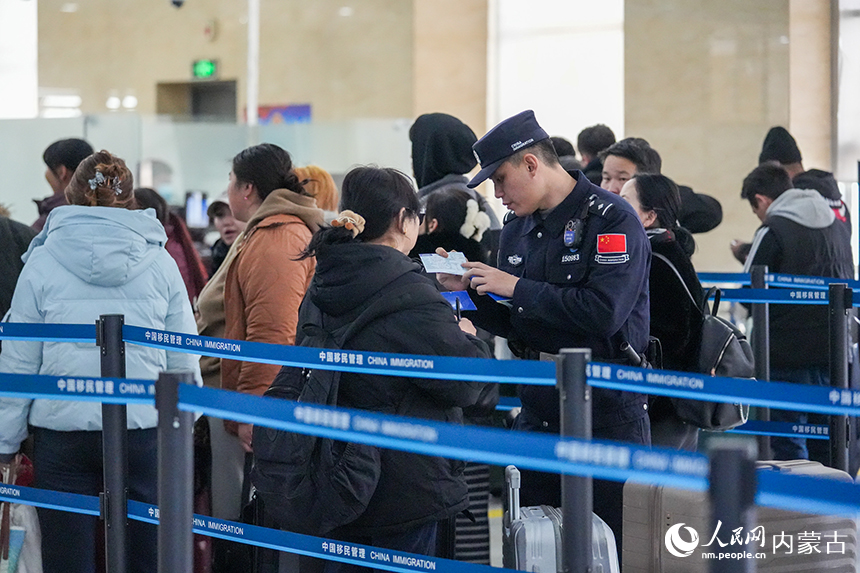 內蒙古出入境邊防檢查總站二連出入境邊防檢查站移民管理警察為旅客提供高效通關服務。楊金燁攝