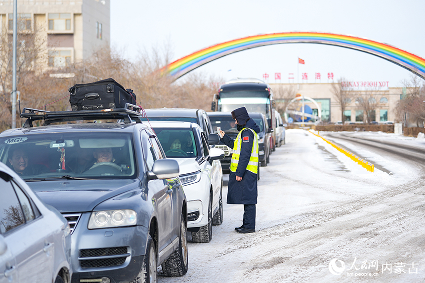 內蒙古出入境邊防檢查總站二連出入境邊防檢查站移民管理警察正在查驗入境旅客証件。楊金燁攝