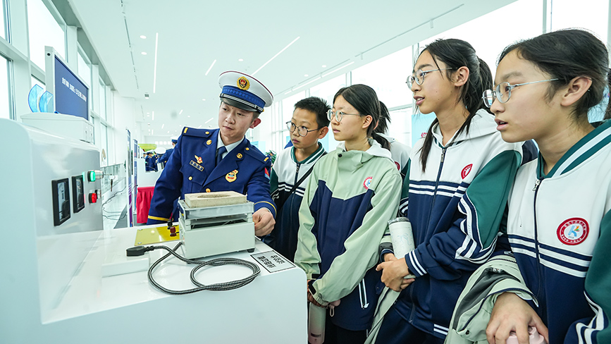 为学生讲解消防科学实验方法
