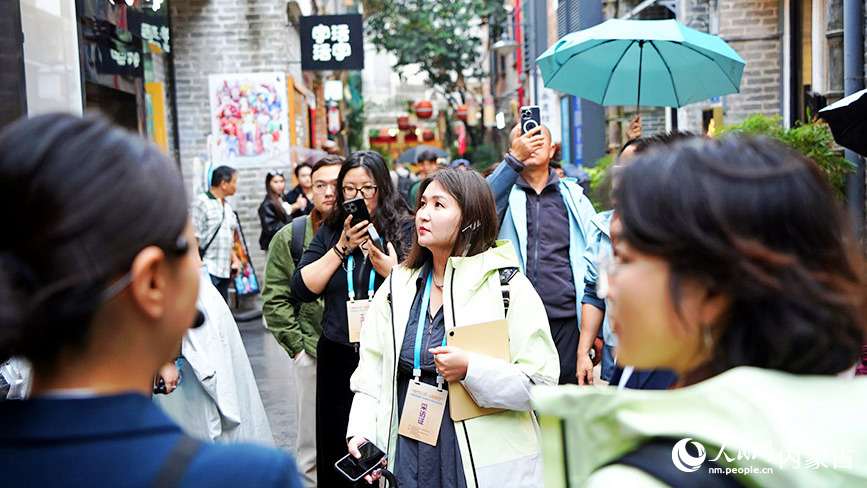 中蒙网络媒体广东内蒙古行联合采访团在广州永庆坊采访报道。人民网记者 张力洋摄