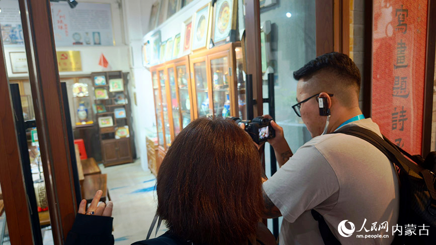中蒙网络媒体广东内蒙古行联合采访团在广州永庆坊采访报道。人民网记者 张力洋摄