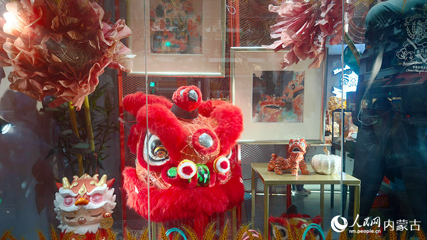 中蒙网络媒体广东内蒙古行联合采访团在广州永庆坊采访报道。图为非物质文化遗产区展示品。人民网记者 张力洋摄