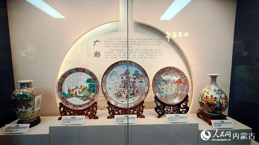 中蒙网络媒体广东内蒙古行联合采访团在广州永庆坊采访报道。图为非物质文化遗产区展示品。人民网记者 张力洋摄