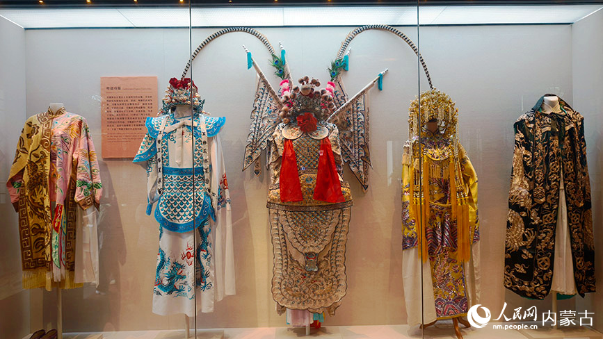 中蒙网络媒体广东内蒙古行联合采访团在广州永庆坊采访报道。图为非物质文化遗产区展示品。人民网记者 张力洋摄