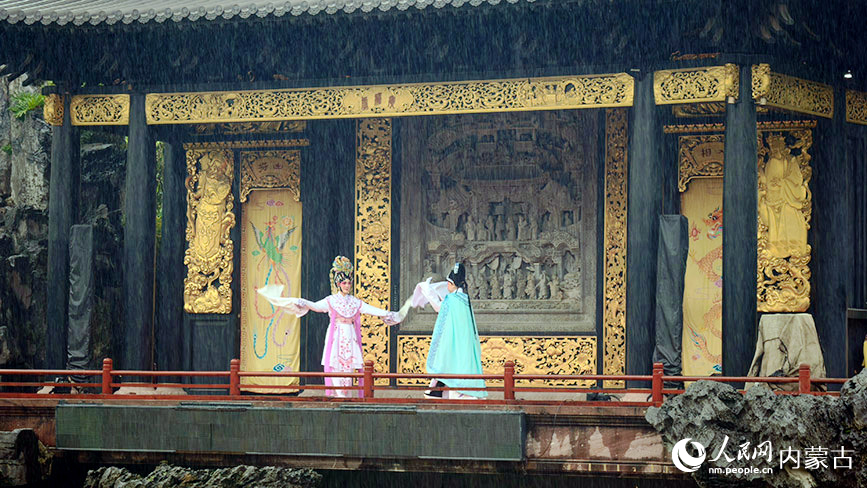 中蒙网络媒体广东内蒙古行联合采访团在广州永庆坊采访报道，粤剧演员现场表演了传统粤剧。人民网记者 张力洋摄