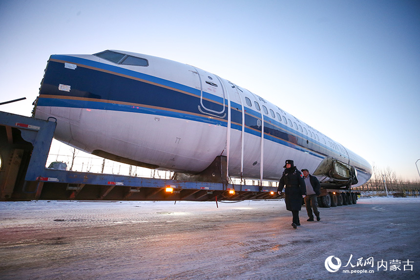 二連出入境邊防檢查站執勤民警對拉載飛機的貨運車輛進行邊防檢查。郭鵬杰攝