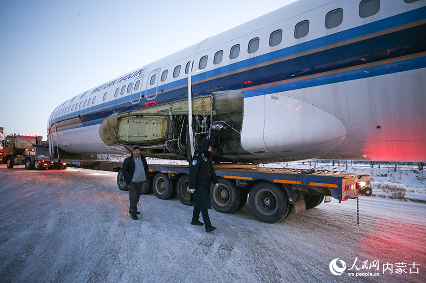 二連出入境邊防檢查站執勤民警對拉載飛機的貨運車輛進行邊防檢查。郭鵬杰攝
