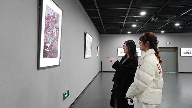 游客参观扎鲁特版画作品。赛音巴图摄