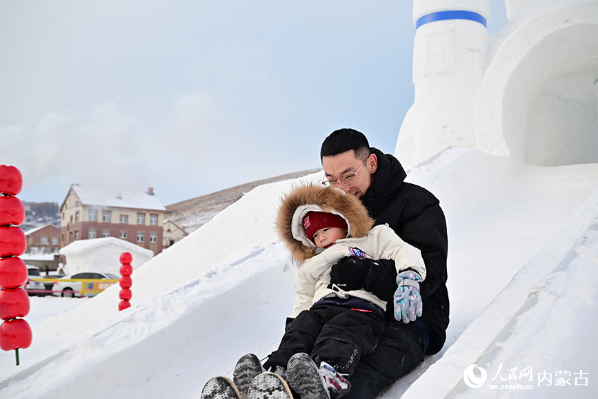 市民在雪雕滑梯欢乐畅玩。人民网记者 寇雅楠摄