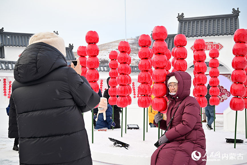 游客“打卡”“冰糖福禄”小镇。人民网记者 寇雅楠摄