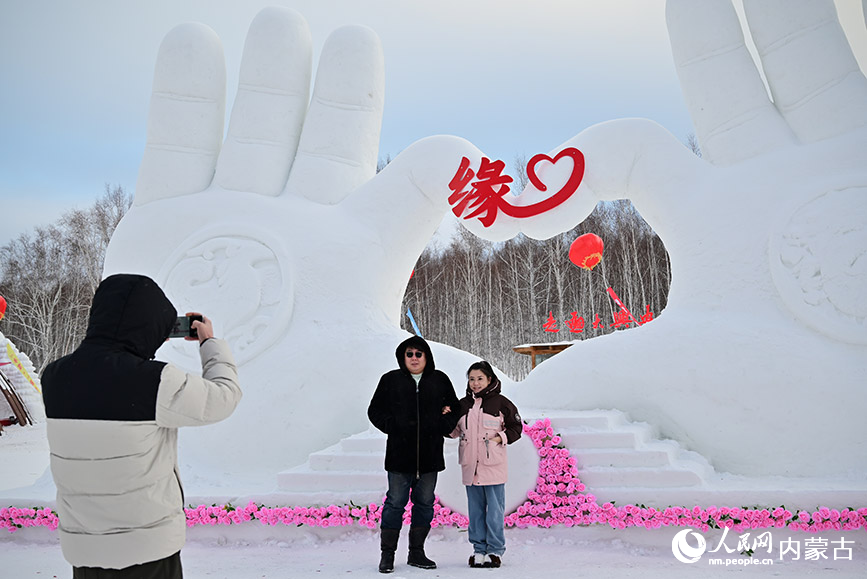 游客与雪雕合影。人民网记者 寇雅楠摄