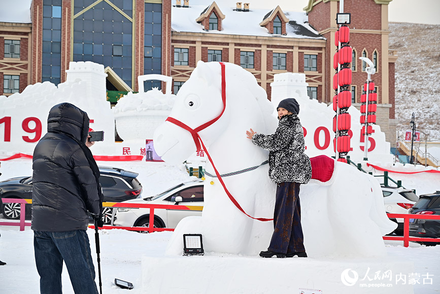 游客与雪雕合影。人民网记者 寇雅楠摄