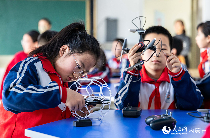 呼和浩特市玉泉區石東路小學無人機社團的學生在學習組裝無人機。丁根厚攝
