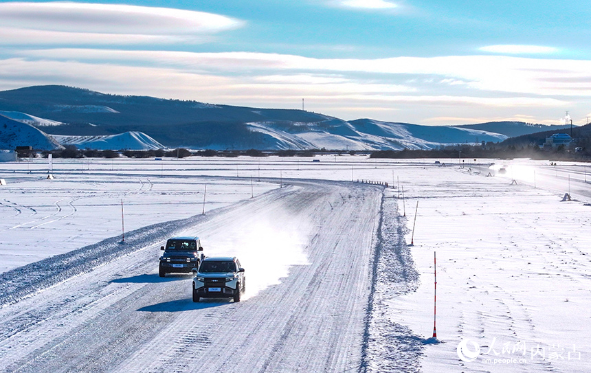 在呼倫貝爾市牙克石市一家寒地試車基地，新能源汽車進行低溫環境車輛性能檢測。王正攝